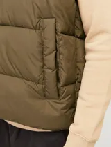 Chaleco acolchado sin mangas con cuello alto y cierre de cremallera. Bolsillos frontales. Confeccionado en tejido acolchado de varias capas cosidas, que proporciona una sensación cálida y aislante. Relleno de fibra sintética.