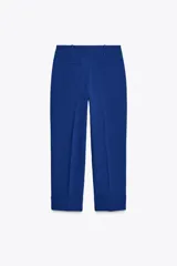 Pantalón de vestir azul eléctrico, de tiro alto, con bolsillos delanteros y falsos bolsillos de vivo en la espalda. Pierna recta con vuelta en el bajo.