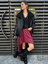 Falda midi color borgoña, con corte irregular y ruedo asimétrico.