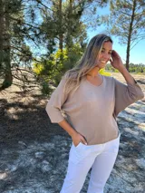 Sweater marrón claro de tejido de punto de algodón, con escote en V y mangas 3/4 estilo ranglán.