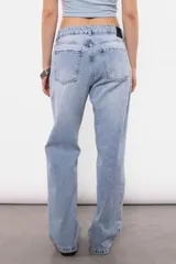 Pantalón denim clásico corte straight, color azul claro.