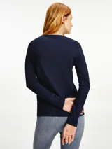 Remera de manga larga Tommy Hilfiger color azul marino, de corte ajustado y cuello redondo. Presenta el logo de la marca bordado en el pecho.