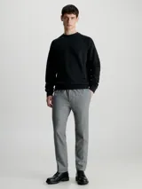 Buzo negro de algodón modal suave con cuello redondo, puños y bajo de canalé. Presenta un logo de Calvin Klein en la misma gama de tonos en el pecho.