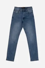 Jean de corte recto y tiro medio, color azul denim.