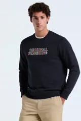 Buzo de tejido de punto color azul marino oscuro, con cuello redondo y puños y ruedo acanalados. Presenta un estampado frontal con el texto "ORIGINAL PENGUIN" en letras con patrón de cuadros multicolor.