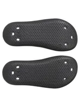 Sandalia Under Armour Locker V, color negro, con logo en relieve en la tira superior.