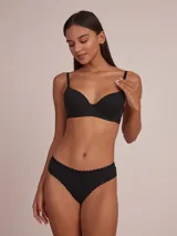 Soutien negro básico con copas armadas, diseñado en algodón para mayor confort.