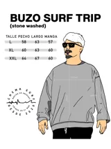 Buzo gris con efecto lavado, cuello redondo y puños acanalados. Estampado en el frente con la frase "Chema Surf Trip" y un dibujo de una camioneta combi.