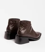 Botas cortas de cuero color marrón con cierre lateral, taco de madera de 5cm y suela de caucho.