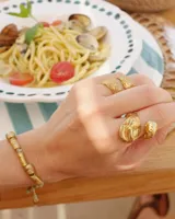 Anillo dorado con diseño de serpiente enroscada.