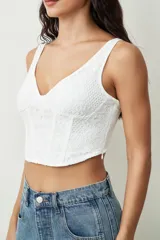 Top negro de encaje con escote en V y breteles anchos.