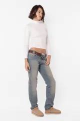 Top color beige de media polera y manga larga, confeccionado en tela de punto ribb con acabado gamuzado, calce slim fit y recorte en laterales.