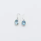 Aros colgantes de plata 925 con topacio celeste ovalado engarzado.