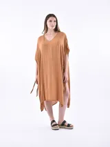 Vestido de corte relajado color gris claro, con cuello en V y mangas cortas.