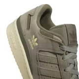 Championes Adidas Forum Low CL color gris topo con detalles en verde oliva y suela color crema.