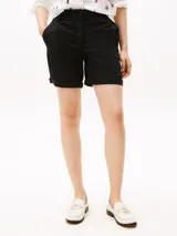 Pantalón corto chino de corte Mom, color negro, con bolsillos laterales y traseros. Presenta bajos con vuelta y logo de Tommy Hilfiger bordado en la parte trasera.
