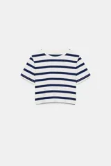 Camiseta de manga corta con cuello redondo, corte cropped y patrón de rayas horizontales en azul marino y blanco.