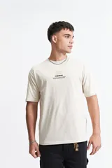 Remera negra de algodón con cuello redondo y estampado frontal con el logo de la marca Mistral y texto en blanco.