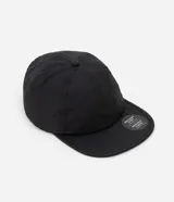 Gorra negra de poliamida con visera curva, protección UV e impermeable.