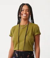 Blusa básica de algodón color tostado, de manga corta con dobladillo y nudo frontal.