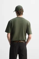 Camiseta gris de corte recto, cuello redondo y manga corta.