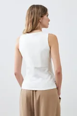 Musculosa verde oliva con escote cuadrado y costuras a la vista.