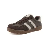 Zapatillas urbanas de cuero negro con tres tiras blancas en el lateral y suela marrón.
