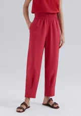 Pantalón rojo de corte recto, con cintura elastizada y bolsillos laterales.