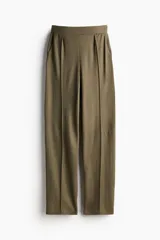 Pantalón de vestir color verde oliva, de punto con pinzas, tiro alto con cintura elástica, bolsillos al bies y piernas amplias con raya adelante.