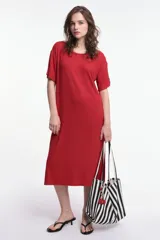 Vestido midi rojo de corte recto y mangas cortas.