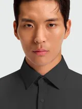 Camisa negra de vestir para hombre, marca BOSS Black, corte slim fit, manga larga y cuello clásico.