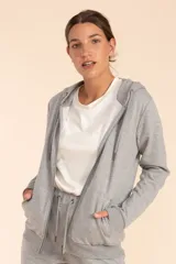 Chaqueta deportiva gris melange con capucha y cierre frontal.