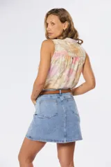 Minifalda de jean azul oscuro con spandex y cinturón marrón.