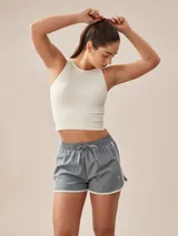 Short deportivo negro con cintura elástica y ribete blanco en el ruedo.