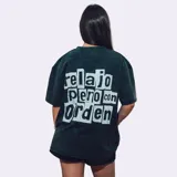 Remerón negro de manga corta y corte holgado, con estampado en la espalda con tipografía estilo recorte de periódico que dice "relajo pero con orden".