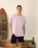 Remera celeste claro de algodón con cuello redondo y estampado frontal con la frase 'Salt Water Therapy'. Corte oversize.