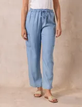 Pantalón cargo de lyocell color celeste, marca Zac & Rachel. Tiene pretina ancha elastizada con lazo, bolsillos laterales y corte wide.