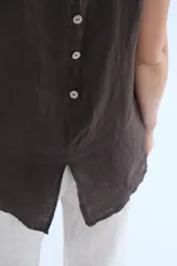 Musculosa marrón de lino italiano, de corte suelto y sin mangas.