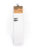 Medias deportivas blancas de fútbol para adulto, marca Umbro, con logo de la marca en negro.