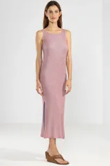 Vestido largo tejido en jersey con hilo lurex color rosa, con escote redondo y abertura lateral.
