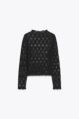 Camiseta negra de encaje con cuello alto y mangas largas.