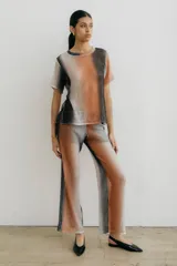 Pantalón de red con forro color marrón, blanco y negro, de corte palazzo.