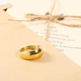 Anillo ovalado de acero quirúrgico con baño de oro de 18k.