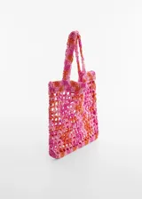 Bolso tipo tote tejido a crochet en tonos rosa y naranja.
