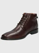 Bota de vestir de cuero negro, con cordones, punta redondeada y suela de goma.