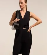 Pantalón recto negro de viscosa con cintura elástica y textura acanalada.