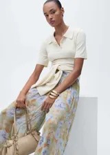 Pantalón balloon largo de gasa semitransparente con estampado de flores, tiro medio y lazos en el bajo.