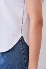 Remera blanca de algodón peinado con corte recto y mangas cortas.