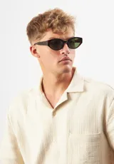 Lentes de sol Eco Shades modelo Bello, con montura de acetato biodegradable color carey y lentes verdes.