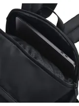 Mochila Under Armour Studio Campus color negro, con logo frontal y bolsillo externo con cierre.